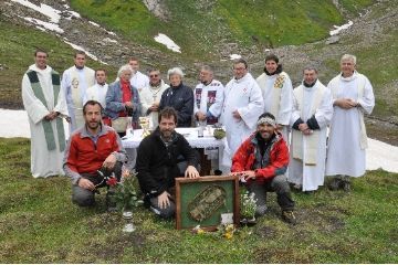 Al centro il Vescovo con alla sua destra ed alla sua sinistra le sorelle Gawronska nipoti del Beato. Davanti il sindaco di<br>St.Rhemy-en-Bosses Corrado Jordan, Carlo Corigliano responsabile dell'Operazione Mato Grosso e Luciano Bonino della Diocesi di Aosta